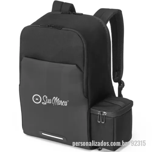 Mochila para notebook personalizada - Mochila versátil com bolsa térmica integrada, podendo ser utilizada junta ou separadamente. Confeccionada em poliéster reciclado de alta densidade, resistente à água e totalmente almofadada. Conta com dois compartimentos principais, sendo um para notebook de até 17.3 polegadas e outro espaçoso com divisória removível para acomodação da bolsa térmica. Possui bolso frontal com zíper e detalhe refletivo, bolso lateral para squeeze e alça para trolley. A bolsa térmica possui isolamento em PEVA e capacidade de 4.5 litros. Capacidade total da mochila de 20 litros.