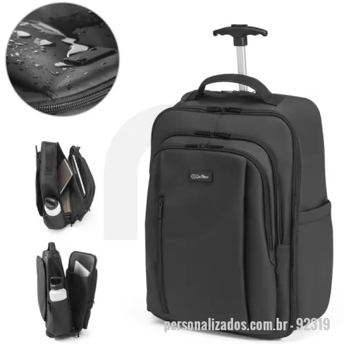 Mochila para notebook personalizada - Mochila trolley confeccionada em material resistente com revestimento que protege contra respingos. Possui compartimento principal amplo, incluindo um bolso dedicado para acomodar notebooks de até dezessete polegadas. Conta com três bolsos frontais com fechamento em zíper e dois bolsos laterais com elástico na parte superior, ideais para transportar garrafas. Estrutura funcional com rodas protegidas e alça metálica extensível para facilitar o transporte. A parte traseira e as alças são acolchoadas para maior conforto. Inclui uma placa metálica removível com sistema magnético, facilitando a personalização. Capacidade total de vinte e oito litros.