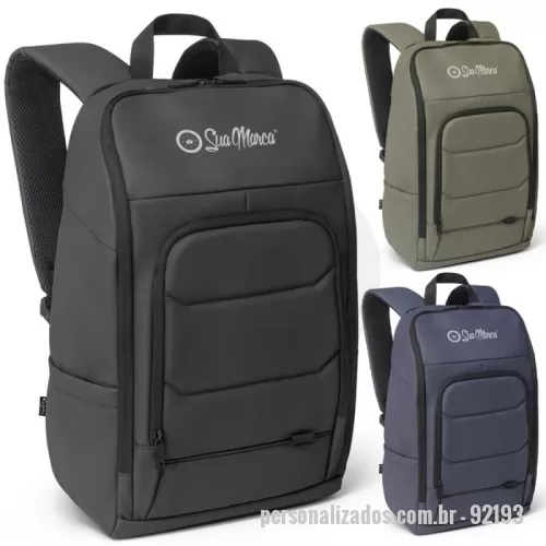 Mochila para notebook personalizada - Mochila para notebook confeccionada em poliéster reciclado de alta densidade, proporcionando resistência e durabilidade. Conta com revestimento resistente à água e forro interno também em poliéster reciclado. Dispõe de um amplo compartimento principal com diversos bolsos organizadores e duas divisórias acolchoadas, adequadas para notebooks de até 16 polegadas e tablets de até 10.1 polegadas. Possui bolso frontal com zíper e divisórias internas, além de um bolso lateral projetado para transportar garrafas ou squeezes. A parte traseira é acolchoada para maior conforto e inclui uma alça para fixação em malas de viagem. Conta ainda com uma faixa refletora na parte frontal, proporcionando maior segurança em ambientes de baixa luminosidade. Capacidade de até 19 litros.