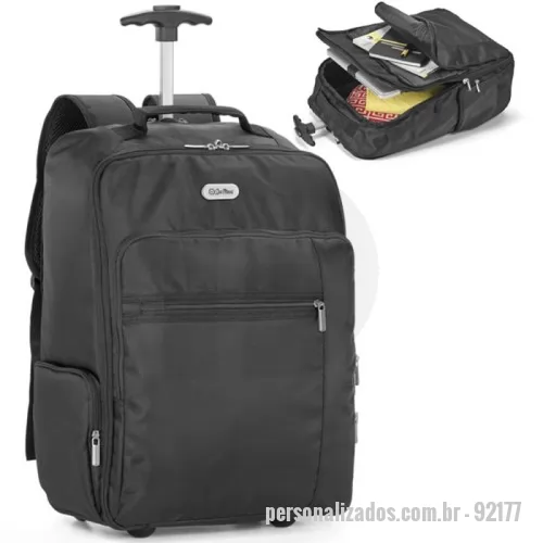 Mochila para notebook personalizada - Mochila trolley personalizada para notebook confeccionada em material resistente com duas rodas para facilitar o transporte. Possui compartimento principal forrado e almofadado, incluindo divisória especial para notebooks de até dezessete polegadas. Conta com dois bolsos frontais e dois bolsos laterais com fechamento em zíper para maior organização. Equipada com alças almofadadas e protetor de rodas para maior conforto e durabilidade. A estrutura inclui pega extensível em metal com sistema de mola, atingindo altura de cinquenta e cinco centímetros quando estendida. Capacidade total de vinte e oito litros.