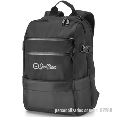 Mochila para notebook personalizada - Mochila para notebook personalizada fabricada em tecido resistente com design moderno e funcional. Possui dois compartimentos principais, sendo o posterior forrado e acolchoado, com divisórias específicas para acomodar com segurança notebooks de até quinze polegadas e seis e tablets de até dez polegadas e cinco. O compartimento frontal também é forrado e conta com múltiplos bolsos internos para organização. Dispõe de três bolsos frontais e dois laterais para fácil acesso a itens essenciais. A parte posterior é almofadada e projetada com sistema de apoio ergonômico para maior conforto, além de alças ajustáveis e acolchoadas. Capacidade total de vinte e cinco litros.