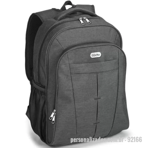 Mochila para notebook personalizada - Mochila personalizada para notebook fabricada em tecido resistente de alta densidade. Possui compartimento principal forrado com divisória acolchoada para notebooks de até dezessete polegadas, garantindo proteção e segurança. Conta com diversos bolsos internos para organização, dois bolsos laterais em material respirável e dois bolsos frontais de fácil acesso. A parte posterior é almofadada e inclui um sistema de apoio ergonômico para as costas, além de alças ajustáveis e acolchoadas para maior conforto. Acompanha placa metálica removível com fixação magnética, facilitando a personalização. Capacidade total de vinte e quatro litros.