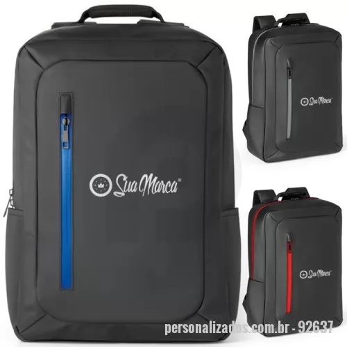 Mochila para notebook personalizada - Mochila personalizada para notebook em 600D com revestimento resistente à água. Conta com um compartimento principal almofadado e divisória para notebook de até 15.6''. Possui bolso frontal, zíperes impermeáveis, bolso lateral em tela e parte posterior almofadada. Inclui um sistema de apoio acolchoado para as costas e alças almofadadas. Capacidade de até 10 Litros.