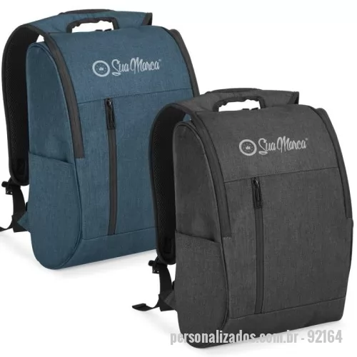 Mochila para notebook personalizada - Mochila personalizada para notebook em tecido de alta densidade com compartimento duplo almofadado para notebook até quinze polegadas e tablet nove polegadas. Interior forrado e almofadado com bolso frontal e dois bolsos laterais. Parte posterior almofadada com apoio ergonômico para as costas e alças ajustáveis. Capacidade de quatorze litros.