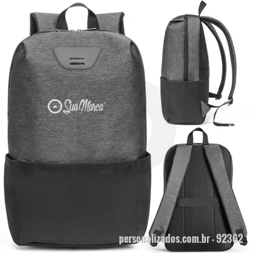 Mochila para notebook personalizada - Mochila personalizada para notebook em tecido de alta densidade com acabamento brilhante Possui um compartimento principal com divisória para notebook até 15 polegadas um bolso frontal com zíper e dois bolsos laterais em tela Parte posterior e alças almofadadas Contém alça de transporte para trolley Capacidade de até 17 litros