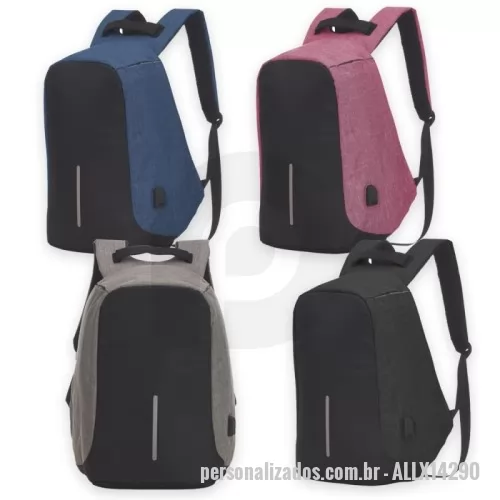 Mochila para notebook personalizada - Mochila anti-furto de poliéster. Pensando na segurança do usuário foi confeccionado o compartimento principal na área traseira, impossibilitando a abertura do produto mesmo com a mochila na costa do usuário. Possui dispositivo com entrada USB na parte externa com cabo USB acoplado internamente; permitindo a conexão de um carregador portátil na área interna e a conexão de um eletrônico na área externa, viabilizando a carga e utilização do eletrônico enquanto caminha. Área interna do compartimento principal: bolso para notebook de 15,6 polegadas, bolso para tablet, quatro bolsos para acessórios, possui nas laterais internas sistema de velcro, maximizando a segurança da mochila. Parte frontal com faixa refletiva, alças para as costas ajustáveis revestidas com espuma para um maior conforto sendo uma delas com bolso de zíper, alça para mãos e alça horizontal para encaixe em malas de viagem.