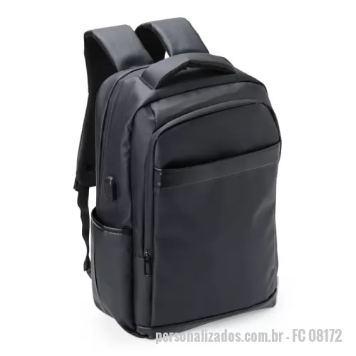 Mochila para notebook personalizada - Nossa mochila de 39 litros combina funcionalidade e conforto! Feita em couro sintético resistente à água e com design inteligente, é perfeita para impressionar no mundo corporativo.  Conta com quatro compartimentos estratégicos: um frontal, outro com bolsos e divisórias para documentos e canetas, um compartimento antifurto para proteger os itens mais valiosos e um principal, com espaço para notebooks de até 15,6