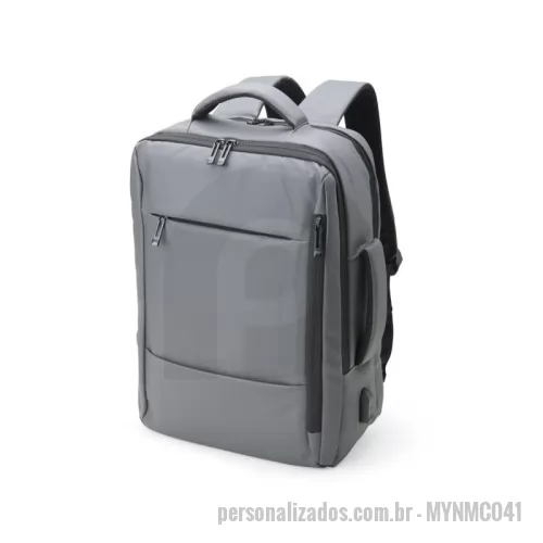 Mochila para notebook personalizada - Mochila em couro sintético 23 litros resistente à água com quatro compartimentos, sendo o principal com bolso para notebook 15,6 e tablet 10. Com divisórias internas para acessórios, a mochila possui suporte externo usb, alça para encaixe em malas de viagem e duas alças de mãos, sendo uma delas lateral para o transporte da mochila no modo pasta.