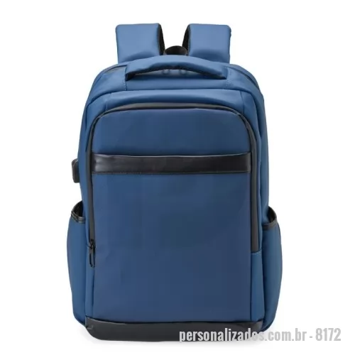 Mochila para notebook personalizada - Nossa mochila de 21 litros combina funcionalidade e conforto! Feita em couro sintético resistente à água e com design inteligente, é perfeita para impressionar no mundo corporativo.  Conta com quatro compartimentos estratégicos: um frontal, outro com bolsos e divisórias para documentos e canetas, um compartimento antifurto para proteger os itens mais valiosos e um principal, com espaço para notebooks de até 15,6