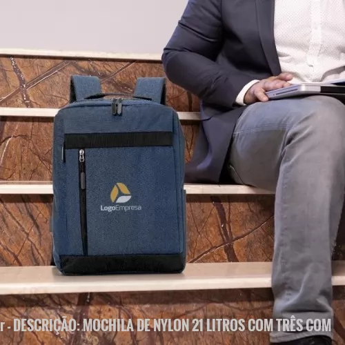 Mochila para notebook personalizada - Descrição: Mochila de nylon 21 litros com três compartimentos, sendo o principal com bolso para notebook de até 15,6 polegadas. Com divisórias internas para acessórios, a mochila possui bolso lateral e suporte externo usb.  Altura :  42 cm  Largura :  30 cm  Profundidade :  17 cm  Medidas aproximadas para gravação (CxL):  18 cm x 21 cm  Peso aproximado (g):  487