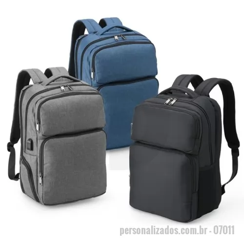 Mochila para notebook personalizada - Mochila de nylon resistente à água, com capacidade de 29 litros com 6 compartimentos, sendo o principal com bolso para notebook de 15,6 polegadas e um compartimento com abertura lateral para armazenar documentos. Contém divisórias internas para acessórios e porta-chaves. A mochila possui adaptador USB externo, bolso antifurto nas costas, bolso na lateral com elástico, engate para malas de viagem, área costada com revestimento espumado e alças com bolsos integrados para cartões ou moedas.