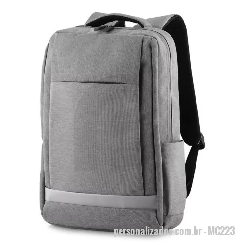 Mochila para notebook personalizada - Mochila para notebook em tecido poliéster com detalhe em PVC e interior em 210D.  Parte externa: Bolso frontal com ziper. Bolso pequeno na lateral direita. Conector USB e conector P2 para fone de ouvido ligado ao interior da mochila com cabos. Alça de mão e ombro acolchoada. Engate para mala de viagem.  Parte interna: Compartimento acolchoado p/ notebook 40x28cm. Tamanho total do Notebook - 15.6