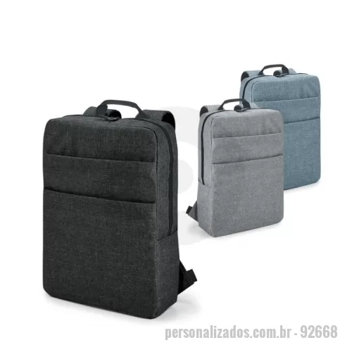 Mochila para notebook personalizada - Mochila para notebook em 600D de alta densidade com um compartimento com divisória almofadada para notebook até 15.6''. Interior forrado e almofadado. Mochila com 2 bolsos frontais, parte posterior e alças almofadadas. Capacidade até 10 L. 295 x 390 x 100 mm