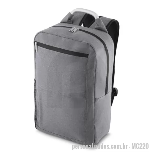 Mochila para notebook personalizada - Mochila p/ notebook em tecido poliéster 300D e interior em 190T.  Parte externa: Alça de mão em haste de metal. Alça de ombro acolchoada. Bolso lateral em malha. Dois bolsos frontais com ziper.  Parte interna: Compartimento acolchoado p/ notebook, 45x29cm. Tamanho total do Notebook - 15,6¨