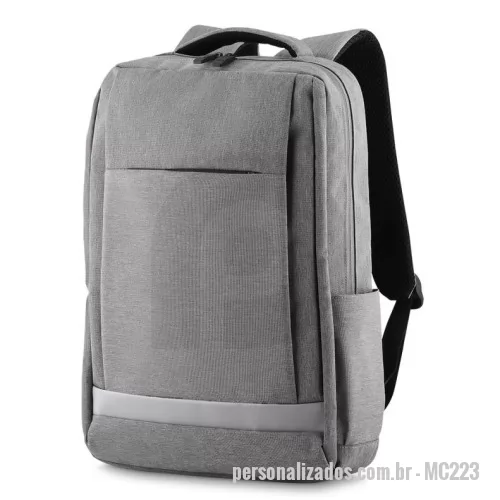 Mochila para notebook personalizada - Mochila para notebook em tecido poliéster 600D com detalhe em PVC e interior em 210D.  Parte externa: Bolso frontal com ziper. Bolso pequeno na lateral direita. Conector USB e conector P2 para fone de ouvido ligado ao interior da mochila com cabos. Alça de mão e ombro acolchoada. Engate para mala de viagem.  Parte interna: Compartimento acolchoado p/ notebook 40x28cm. Tamanho total do Notebook - 15.6