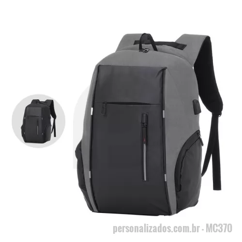Mochila para notebook personalizada - Mochila para notebook em tecido 100% oxford com interior em poliéster 210D.  Parte externa: 2 Bolsos frontais com ziper; 2 Bolsos laterais; Alça de mão e ombro acolchoadas; Engate para Mala de viagem; Conector USB na lateral.  Parte interna: Compartimento para notebook. Tamanho total do Notebook - 15.6