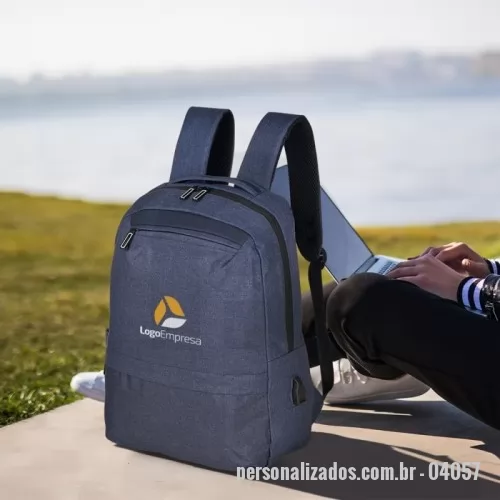 Mochila para notebook personalizada - Mochila de nylon 21 litros com três compartimentos, sendo o principal com bolso para notebook 156. A mochila possui bolso lateral e suporte externo usb.  Altura :  42 cm  Largura :  30 cm  Profundidade :  17 cm  Medidas aproximadas para gravação (CxL