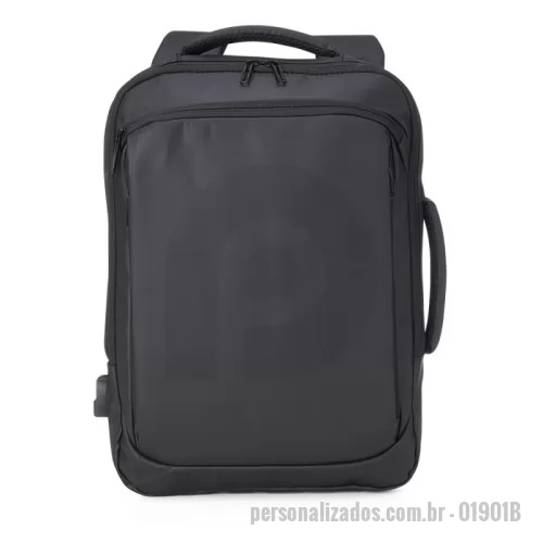 Mochila para notebook personalizada - Mochila em couro sintético 17 litros resistente à água com cinco compartimentos, sendo o principal com bolso para notebook 156. Com divisórias internas para acessórios, a mochila possui suporte externo usb, alça para encaixe em malas de viagem e duas alças de mãos, sendo uma delas lateral para o transporte da mochila no modo pasta.