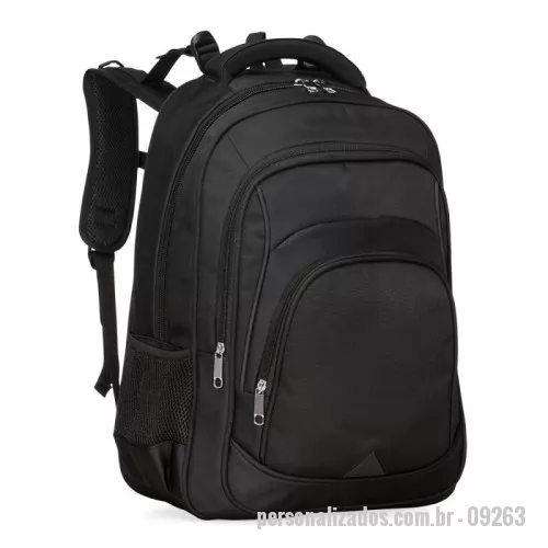 Mochila para notebook personalizada - Mochila de poliéster 42 litros com três compartimentos, sendo o principal com bolso para notebook 156. Com divisórias internas para acessórios, a mochila possui bolsos laterais em malha, alça para encaixe em malas de viagem, alças de compensação, duas alças de mãos e área costada com revestimento espumado. Acompanha plaquinha metálica.