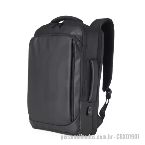Mochila para notebook personalizada - Mochila para notebook Personalizada - CBX01901 - Mochila Executiva em Couro Sintético 17L com Compartimento para Notebook, USB e Alça Lateral Estilo Pasta Elegante, prática e versátil, esta mochila de 17 litros em couro sintético resistente à água foi projetada para profissionais exigentes que buscam estilo e funcionalidade no dia a dia. Possui cinco compartimentos, sendo o principal com bolso acolchoado para notebook de até 15,6”, além de divisórias internas organizadoras para acessórios e documentos.  Seu design moderno inclui duas alças de mão, com destaque para a alça lateral que permite o uso no modo pasta, ideal para reuniões ou viagens de negócios. A mochila também conta com suporte USB externo, facilitando a recarga de dispositivos (necessita power bank) e alça traseira para acoplamento em malas de viagem, tornando o transporte ainda mais prático.  ???? Especificações Técnicas: Capacidade: 17 Litros  Altura: 45,2 cm  Largura: 33,5 cm  Profundidade: 11,6 cm  Peso aproximado: 730 g  Área para personalização (CxL): 23 cm x 31 cm - 175879 - Mochila para notebook