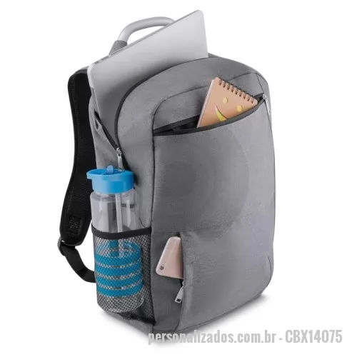 Mochila para notebook personalizada - Mochila para notebook Personalizada - CBX14075 - Mochila em Nylon para Notebook – Funcionalidade, Proteção e Conforto no Dia a Dia  Projetada para quem precisa de praticidade com segurança, esta mochila em nylon é ideal para o transporte do seu notebook e demais itens essenciais. Possui compartimento interno acolchoado para notebook, bolso frontal para fácil acesso a pequenos objetos, bolsos laterais em malha e bolso superior funcional. A alça de mão reforçada em aço oferece maior durabilidade, enquanto as alças ajustáveis com revestimento de espuma proporcionam conforto extra durante o uso prolongado.  Especificações:  Dimensões: 45,5 cm (A) x 32,5 cm (L) x 17 cm (P)  Área de gravação: 15,5 cm x 23,5 cm  Peso aproximado: 420 g - 175980 - Mochila para notebook