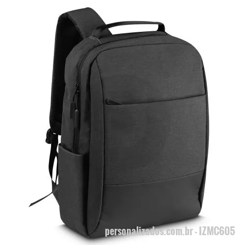 Mochila para notebook personalizada - Mochila produzida em tecido de poliéster 600D e PU, com engate para mala de viagem, alça de ombro acolchoada, bolsos frontais com zíper,dois compartimentos laterais, aceita notebooks de até 15,6”. Alça de ombro ajustável, porta USB na lateral da moch