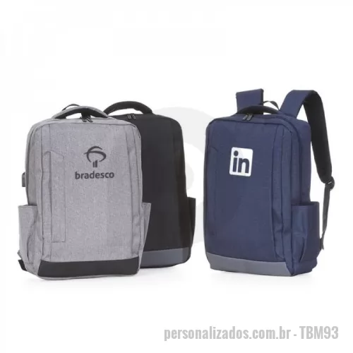 Mochila para notebook personalizada - Mochila de nylon com compartimento principal com bolso para notebook 15.6 polegadas, possui divisórias para documentos e caneta, compartimento frontal com abertura vertical, bolsos laterais com revestimento interno emborrachado e dispositivo com entrada usb na parte externa, seu cabo usb acoplado internamente permite a conexão de um carregador portátil na área interna e a conexão de um eletrônico na área externa, viabilizando a carga e utilização do eletrônico enquanto caminha. Contém zíperes preto, faixa emborracha na área inferior frontal, alça horizontal para encaixe em malas de viagem, alças para costas ajustáveis com revestimento anti-transpirante e duas alças de mãos em nylon, sendo uma delas com revestimento interno.