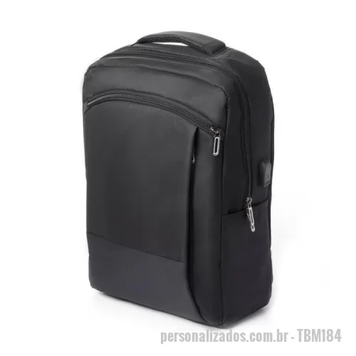 Mochila para notebook personalizada - Mochila para notebook em tecido poliéster parte externa: bolso frontal com zíper, bolso pequeno na lateral direita. Conector usb. Alça de mão. Alça de ombro acolchoada. Engate para mala de viagem. parte interna: compartimento acolchoado para notebook até 15 polegadas. Porta caneta. Porta objeto.