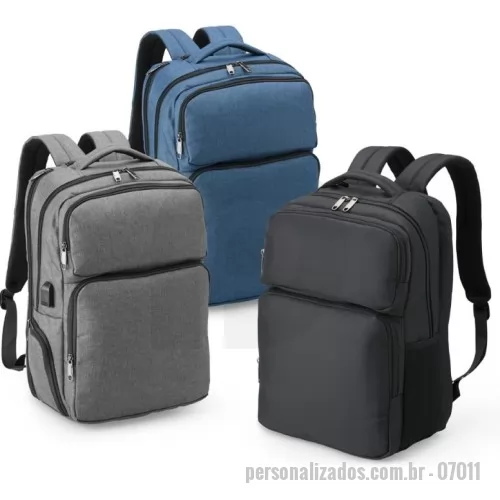 Mochila para notebook personalizada - Descrição: Mochila de nylon resistente à água, com capacidade de 28 litros com 6 compartimentos, sendo o principal com bolso para notebook de 15,6 polegadas e um compartimento com abertura lateral para armazenar documentos. Contém divisórias internas para acessórios e porta-chaves. A mochila possui adaptador USB externo, bolso antifurto nas costas, bolso na lateral com elástico, engate para malas de viagem, área costada com revestimento espumado e alças com bolsos integrados para cartões ou moedas.  Altura :  40,5 cm  Largura :  29 cm  Profundidade :  14 cm