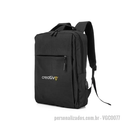 Mochila para notebook personalizada - Mochila Slim com capacidade de 21 litros, confeccionada em poliéster resistente, adequada para uso diário e profissional. Projetada para acomodar notebooks de até 15,6 polegadas, oferece organização eficiente para seus dispositivos e acessórios. Conta com porta USB externa que facilita o carregamento de baterias portáteis, permitindo conectar dispositivos eletrônicos sem a necessidade de abrir a mochila. Possui bolso lateral para armazenamento prático de garrafas ou objetos de fácil acesso. Seu design compacto e funcional atende às necessidades de quem busca mobilidade e organização em ambientes urbanos.  Características: • Porta USB externa para bateria portátil; • Bolso lateral para objetos de fácil acesso; • Mochila Slim com compartimento para notebook até 15,6
