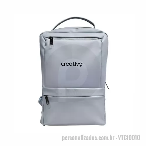 Mochila para notebook personalizada - Combinação perfeita entre elegância e praticidade com esta mochila revestida couro sintético + PU. Com um design moderno e despojado, possui 3 compartimentos, sendo 2 frontais e é ideal para quem busca um acessório versátil para diferentes ocasiões. Espaço interno amplo, compartimento para notebook e outras divisórias, alças ajustáveis e acolchoadas para um maior conforto e alça traseira para encaixe na bagagem.