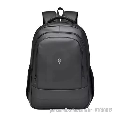 Mochila para notebook personalizada - Mochila confeccionada em PU e couro sintético liso, materiais resistentes e de fácil limpeza. Possui três compartimentos, sendo um frontal com abertura vertical, que permite melhor organização de objetos pessoais. Conta também com dois bolsos laterais com elástico, adequados para garrafas ou itens de rápido acesso. O espaço interno é amplo, com compartimento específico para notebook, garantindo proteção no transporte. Suas alças são ajustáveis e acolchoadas, proporcionando maior conforto no uso prolongado, além de alça traseira que possibilita encaixe em malas de viagem.