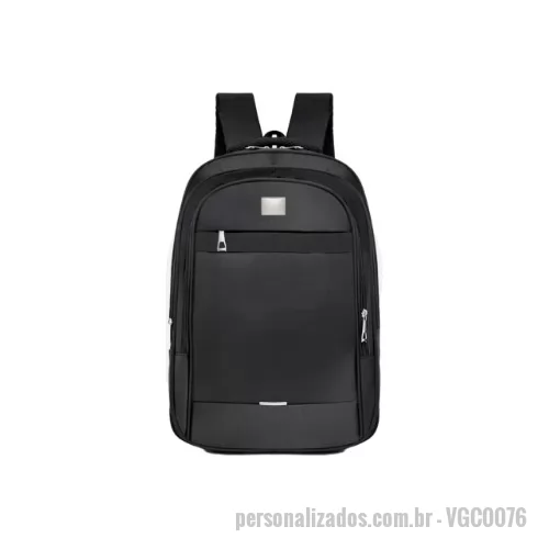 Mochila para notebook personalizada - Mochila produzida em poliéster de alta resistência. Possui compartimento acolchoado para notebook de até 14”, oferecendo proteção e praticidade no transporte. Dispõe de dois bolsos laterais em tela para garrafas ou acessórios e dois bolsos frontais com zíper para itens de acesso rápido. Suas alças anatômicas garantem conforto extra e melhor distribuição do peso nas costas.  Características: • Alças anatômicas; • Material: poliéster resistente; • Incluso placa metálica - 40x30mm para personalização; • Bolsos frontais com zíper para acessórios de fácil acesso; • Bolsos laterais em redinha para garrafas ou pequenos objetos; • Compartimento principal com divisória acolchoada para notebook até 14”.