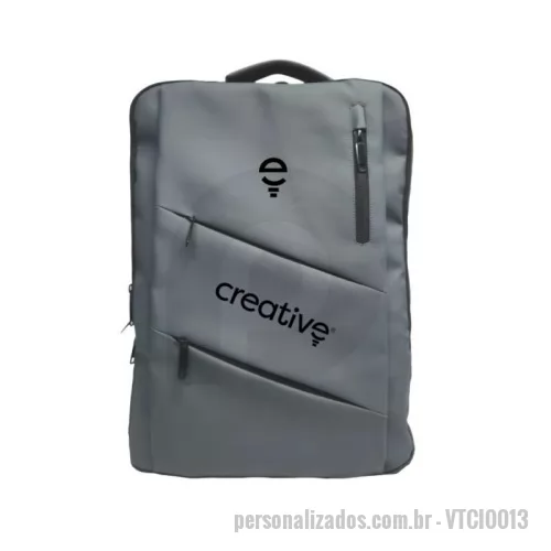 Mochila para notebook personalizada - Mochila espaçosa e prática, revestida em couro sintético + PU de alta qualidade. Com um design moderno e arrojado, possui 5 compartimentos, sendo 3 deles com abertura frontal e é ideal para quem busca um acessório diferenciado que pode ser utilizado para diversas situações. Espaço interno amplo, compartimento para notebook e outras divisórias, alças ajustáveis e acolchoadas para um maior conforto e alça traseira para encaixe na bagagem.