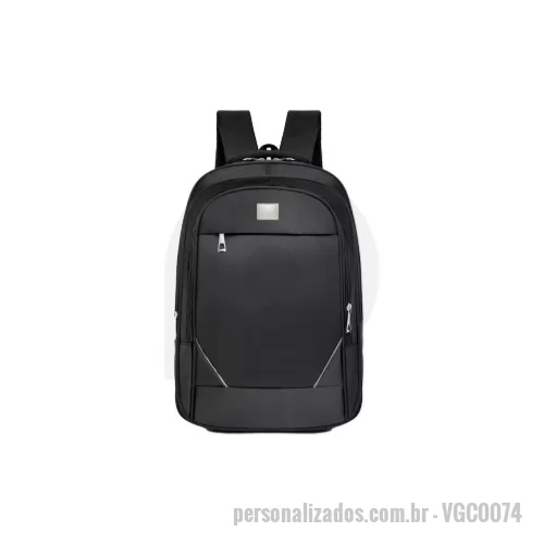 Mochila para notebook personalizada - Mochila confeccionada em poliéster resistente, indicada para uso cotidiano em ambientes como trabalho, estudo ou pequenas viagens. Possui compartimento principal com espaço específico para notebook de até 14 polegadas, oferecendo proteção e praticidade no transporte. Conta com dois bolsos laterais em redinha, ideais para garrafas ou objetos de fácil acesso, e dois bolsos frontais com zíper, úteis para armazenar itens menores, como acessórios eletrônicos, documentos ou chaves. A alça anatômica proporciona maior conforto durante o uso prolongado, contribuindo para uma melhor distribuição do peso.