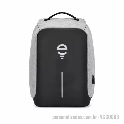 Mochila para notebook personalizada - Mochila confeccionada em tecido Oxford, resistente e adequada para uso diário, trabalho ou viagens. Conta com conector USB externo acoplado a cabo interno, permitindo carregar dispositivos móveis com praticidade (requer power bank, não incluso). Na alça de ombro, possui um mini bolso com zíper para pequenos itens de acesso rápido, como cartões ou chaves. Inclui também alça traseira para acoplar em malas de viagem e faixa refletiva para maior visibilidade em ambientes com pouca luz. Seu interior é bem estruturado, com compartimentos dedicados para celular, tablet, bolso com zíper e cinto elástico organizador. O espaço acolchoado para notebook comporta dispositivos de até 33x25cm, proporcionando segurança contra impactos leves.
