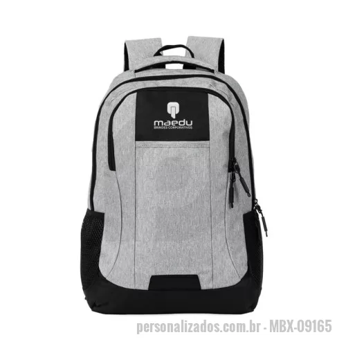 Mochila para notebook personalizada - Mochila impermeável em Oxford com revestimento em PU, capacidade máxima de 23 litros e fechamento em zíper com puxadores em nylon e plástico. Possui compartimento principal com divisória para notebooks de até 17,3 polegadas. Conta com compartimento frontal e dois bolsos laterais em malha com elástico, alça para encaixe em malas de viagem e revestimento em espuma respirável nas costas, nas alças de ombro e na alça superior de mão.