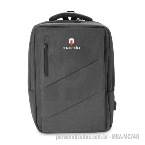 Mochila para notebook personalizada - Mochila para notebook de até 15,6” com expansor, confeccionada em tecido externo de poliéster 600D e tecido interno de poliéster 210D. Possui conector USB na lateral, compartimento frontal com zíper e compartimento principal com divisórias para pequenos objetos, chaves, tablet e notebook de até 15,6”. Conta ainda com engate para mala de viagem, além de alças de mão e de ombro acolchoadas.