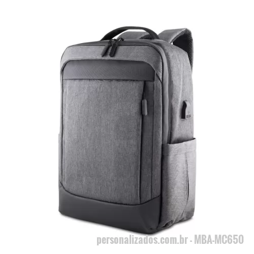 Mochila para notebook personalizada - Mochila em tecido Oxford com detalhe em PU e interior em poliéster 190D, capacidade de 21L. Possui conector USB lateral, bolso frontal com zíper, dois bolsos laterais, compartimento interno para notebook de até 15,6” e tablet, divisórias internas, alça de mão, alça de ombro acolchoada e engate para mala de viagem.