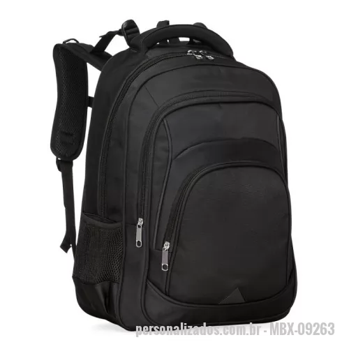 Mochila para notebook personalizada - Mochila confeccionada em poliéster impermeável com capacidade máxima para 27 litros. Possui três compartimentos, um deles com bolso para notebooks de até 15,6 polegadas. Conta ainda com bolsos laterais em malha, alça para encaixe em malas de viagem, alças de compensação, duas alças de mãos e área costada com revestimento espumado. Acompanha plaquinha metálica para personalização.