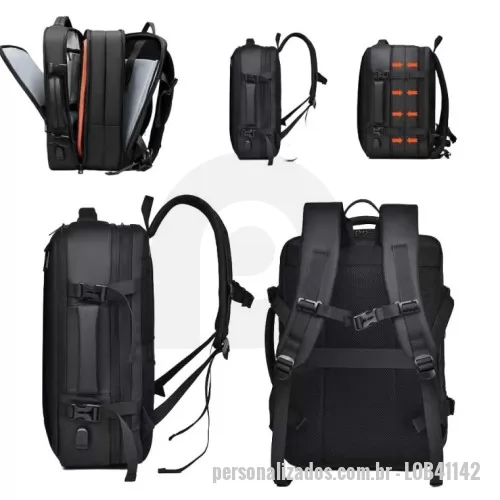 Mochila para notebook personalizada - A Mochila Viagem Premium Expansível combina design moderno com máxima funcionalidade, ideal para quem busca praticidade em viagens e no dia a dia. Com estrutura firme e estilo contemporâneo, possui compartimentos espaçosos e bem distribuídos, perfeitos para acomodar notebook, eletrônicos, roupas e acessórios com total organização.  Seu grande diferencial está na função expansível, que permite aumentar a capacidade interna com facilidade, adaptando-se a diferentes volumes e necessidades de uso. Conta ainda com entrada USB externa para carregamento de dispositivos, sistema antifurto com zíper oculto, além de acabamento resistente à água, garantindo proteção extra mesmo em deslocamentos sob chuva.  Desenvolvida com materiais duráveis e costura reforçada, oferece conforto por meio de alças acolchoadas e base estruturada. Possui também alça para acoplar em malas de rodinha, ideal para viagens longas e conexões em aeroportos.  Com visual clean e acabamento premium, é perfeita para profission