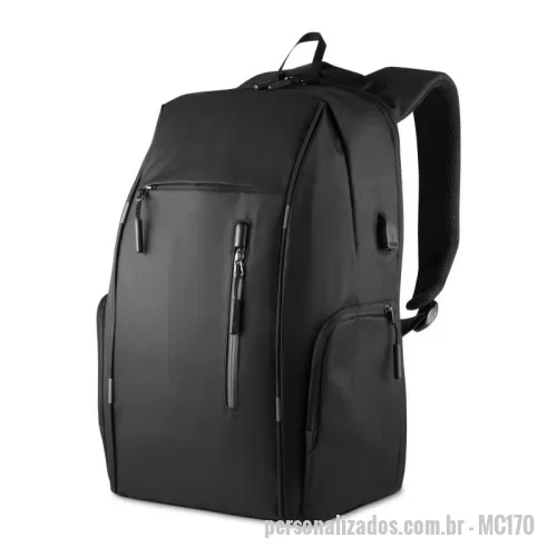 Mochila para notebook personalizada - Mochila em poliéster 300D com forro em poliéster 190D, capacidade de 24 litros. Conta com faixa reflexiva nas alças de ombro e na parte da frente, engate para mala de viagem, conector USB lateral, dois bolsos laterais com zíper, dois bolsos frontais com zíper, duas alças de mão e compartimentos internos para notebook de até 15,6” e pequenos objetos.