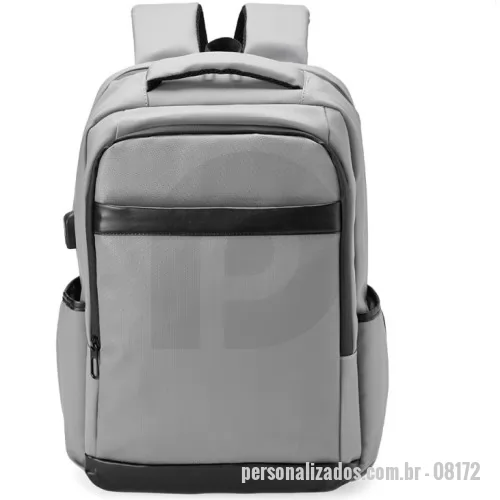 Mochila para notebook personalizada - Descrição: Nossa mochila de 26 litros combina funcionalidade e conforto! Feita em couro sintético resistente à água e com design inteligente, é perfeita para impressionar no mundo corporativo.  Conta com quatro compartimentos estratégicos: um frontal, outro com bolsos e divisórias para documentos e canetas, um compartimento antifurto para proteger os itens mais valiosos e um principal, com espaço para notebooks de até 15,6