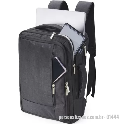 Mochila para notebook personalizada - Descrição: Mochila de poliéster 21 litros com 4 compartimentos, sendo o principal com bolso para notebook 15,6 e compartimento com bolso sanfonado, ideal para documentos. Com divisórias internas para acessórios, a mochila possui suporte externo USB, alça para engate em malas de viagem e duas alças de mãos, sendo uma delas para o transporte da mochila no formato pasta.  Altura :  40 cm  Largura :  30 cm  Profundidade :  15 cm