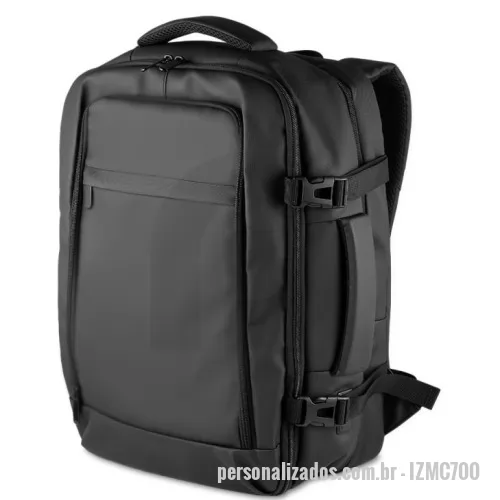 Mochila para notebook personalizada - Mochila em poliéster 900D com PU e interior em poliéster 210D, capacidade de 26L. Possui divisória e zíper frontal, divisórias internas, compartimento a vácuo com bomba, zíper com expansor da mochila, espaço para tablet e notebook 15,6”, bolso lateral, cinco engates rápidos, alças acolchoadas, zíper nas costas, entrada USB e Tipo C e engate para mala. Possui uma capacidade de 31 Litros (Fechada) e 45 Litros (Expandida).  *Acompanha bomba para desinflar/inflar juntamente com 6 pilhas.