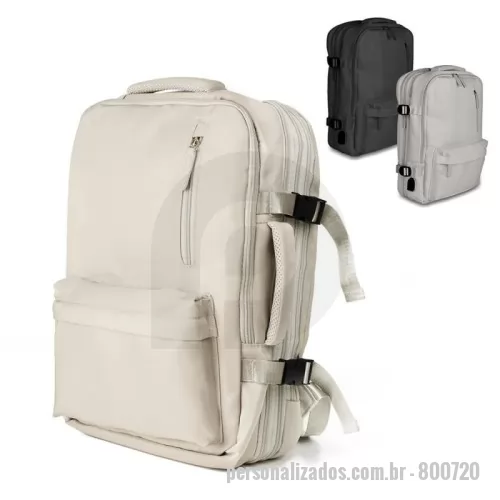 Mochila para notebook personalizada - 	Mochila para notebook com expansor, confeccionada em tecido externo de poliéster 600D com detalhe em PU no zíper e tecido interno em poliéster 210D. Conta com dois bolsos frontais com zíper, alças de mão e de ombro acolchoadas, conector USB na lateral, engate para mala de viagem e três engates rápidos. Possui ainda dois compartimentos com divisórias para pequenos objetos e compartimento acolchoado para notebook de até 15,6”. Possui uma capacidade de 15 Litros (Fechada) e 31 Litros (Expandida).