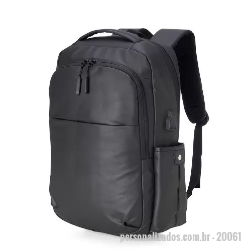 Mochila para notebook personalizada - Mochila em couro sintético 20 litros resistente à água com quatro compartimentos, sendo o principal com bolso para notebook até 14 polegadas e um exclusivo com proteção contra furto. Com divisórias internas para acessórios, a mochila possui bolsos laterais, suporte externo USB, duas alças de mãos, alça para encaixe em malas de viagem e área costada com revestimento espumado.  Altura: 45 cm Largura: 34 cm Medidas aproximadas para gravação: (CxL): 23 cm x 25 cm Material: Couro sintético