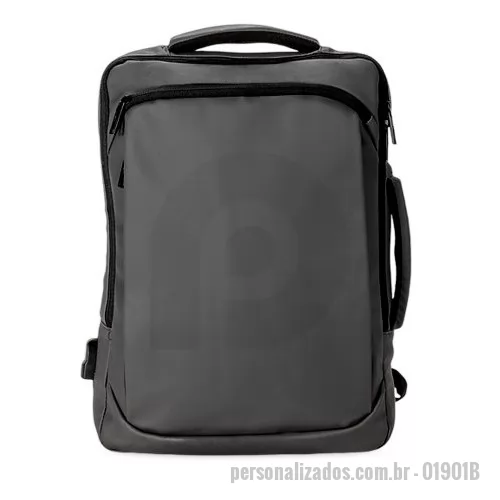 Mochila para notebook personalizada - Mochila em Oxford 900D em poliéster com filme laminado (termicamente aplicado) ¹ 22 litros resistente à água com cinco compartimentos, sendo o principal com bolso para notebook 15,6. Com divisórias internas para acessórios, a mochila possui suporte externo usb, alça para encaixe em malas de viagem e duas alças de mãos, sendo uma delas lateral para o transporte da mochila no modo pasta.  Altura: 41 cm Largura: 30 cm Medidas aproximadas para gravação: (CxL): 23 cm x 31 cm