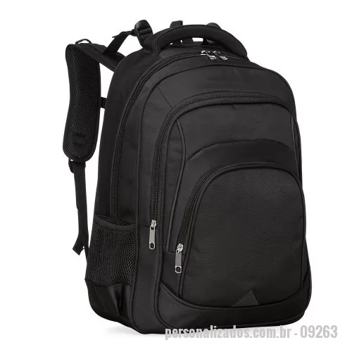 Mochila para notebook personalizada - Mochila confeccionada em poliéster impermeável com capacidade máxima para 27 litros. Possui três compartimentos, um deles com bolso para notebooks de até 15,6 polegadas. Conta ainda com bolsos laterais em malha, alça para encaixe em malas de viagem, alças de compensação, duas alças de mãos e área costada com revestimento espumado. Acompanha plaquinha metálica para personalização.  Altura: 47,5 cm Largura: 33 cm Medidas aproximadas para gravação: (CxL): Plaquinha 1,5 cm x 3,5 cm