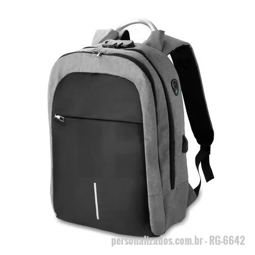 Mochila para notebook personalizada - Mochila em poliéster 300D externo e 210D interno. Fechamento em cadeado com segredo, bolso frontal com zíper, faixa reflexiva, saída USB e para fone. Dois grandes compartimentos, um para notebook até 15,6.